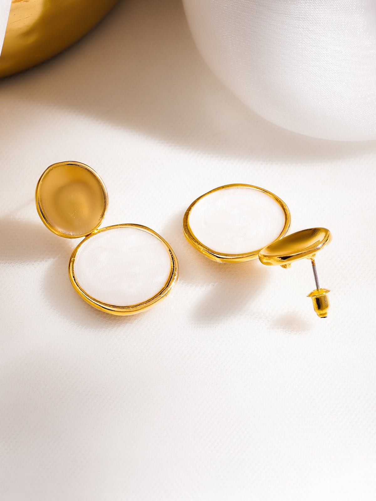Minimal White Glow Drop Earrings フリーサイズ