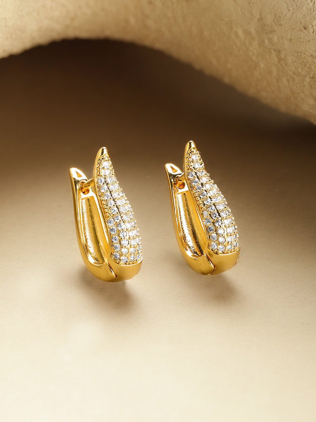 【Rubans】 Crystal Gold Toned Huggie Earrings｜クリスタル ゴールドトーン ハギー フープイヤリング
