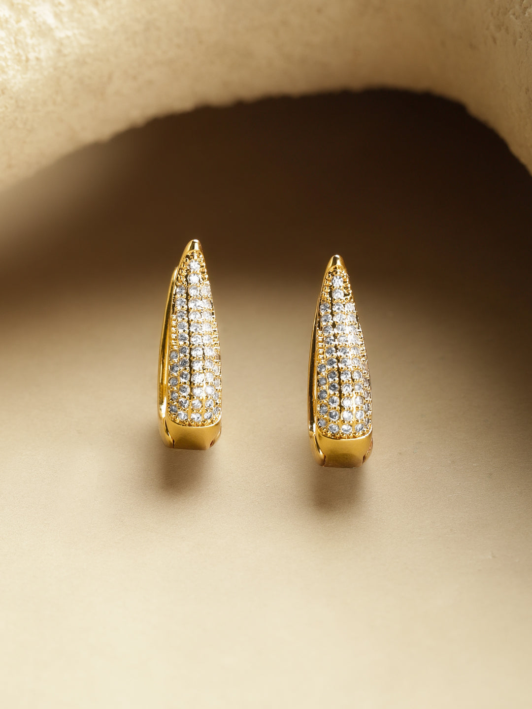 【Rubans】 Crystal Gold Toned Huggie Earrings｜クリスタル ゴールドトーン ハギー フープイヤリング