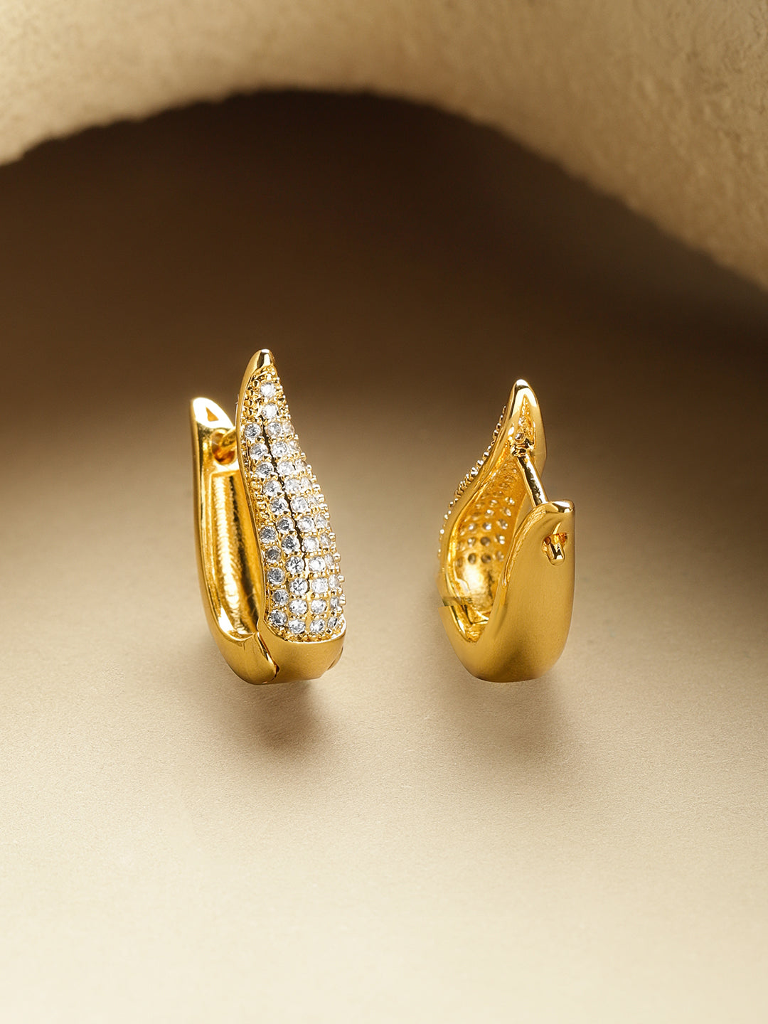 【Rubans】 Crystal Gold Toned Huggie Earrings｜クリスタル ゴールドトーン ハギー フープイヤリング