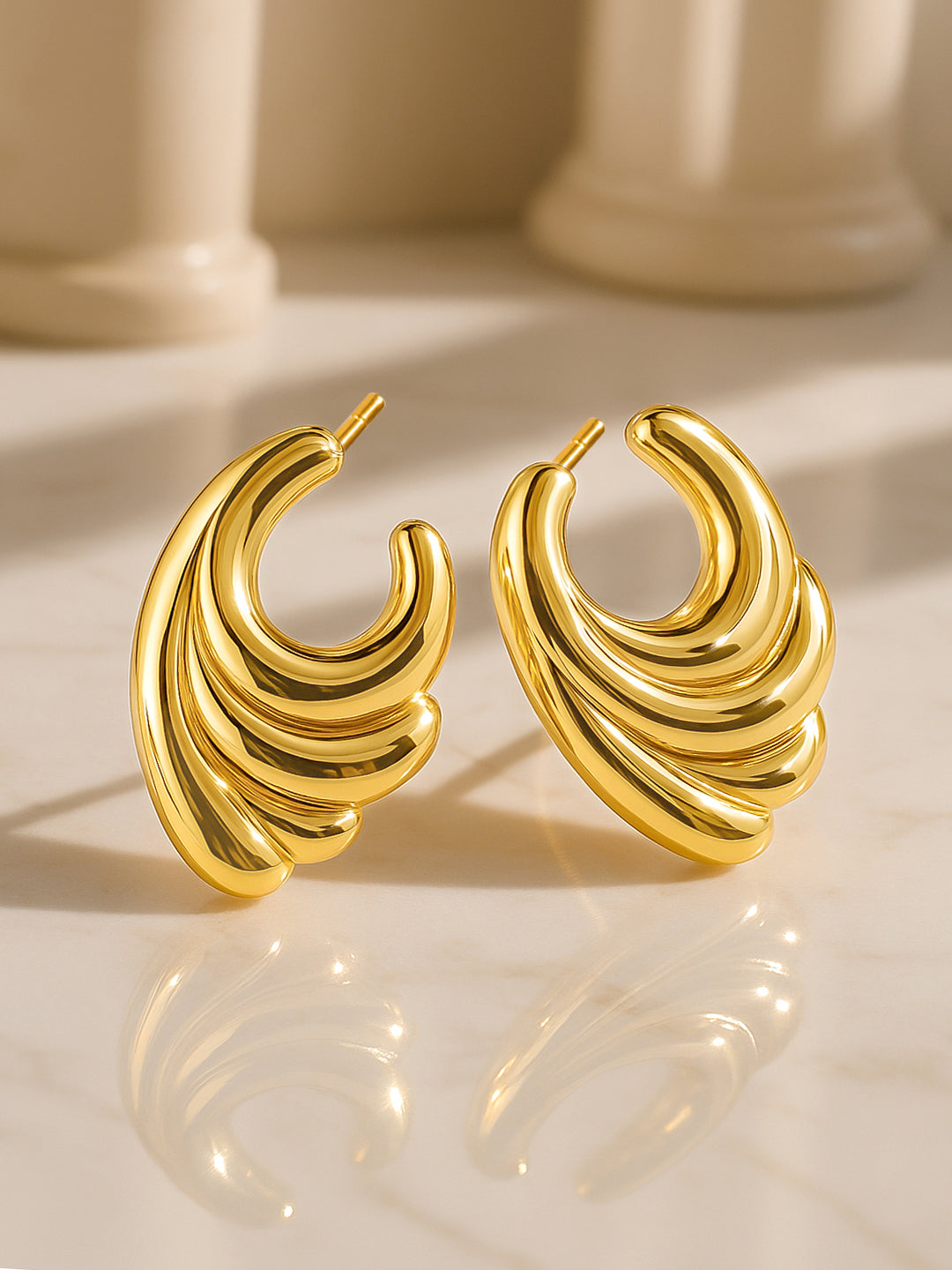 Gold Toned Swirl Pattern Stud Earrings フリーサイズ