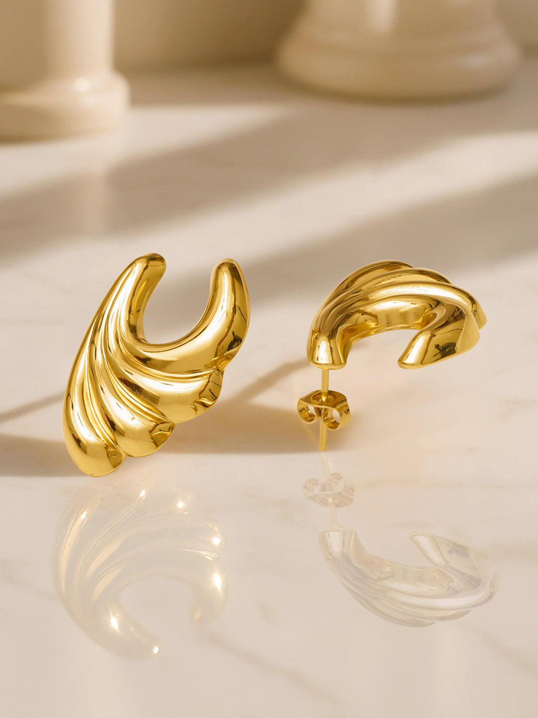 Gold Toned Swirl Pattern Stud Earrings フリーサイズ
