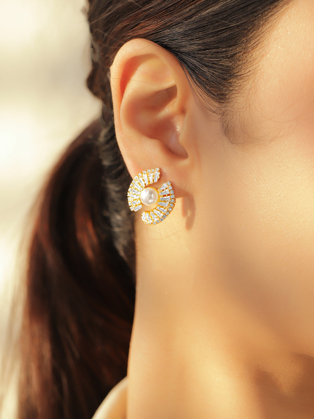 Stud Earrings With Crystals & Pearl フリーサイズ
