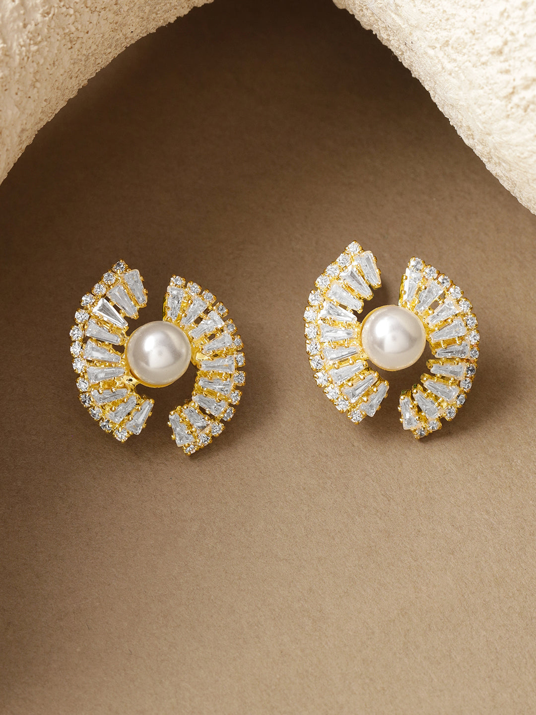 Stud Earrings With Crystals & Pearl フリーサイズ