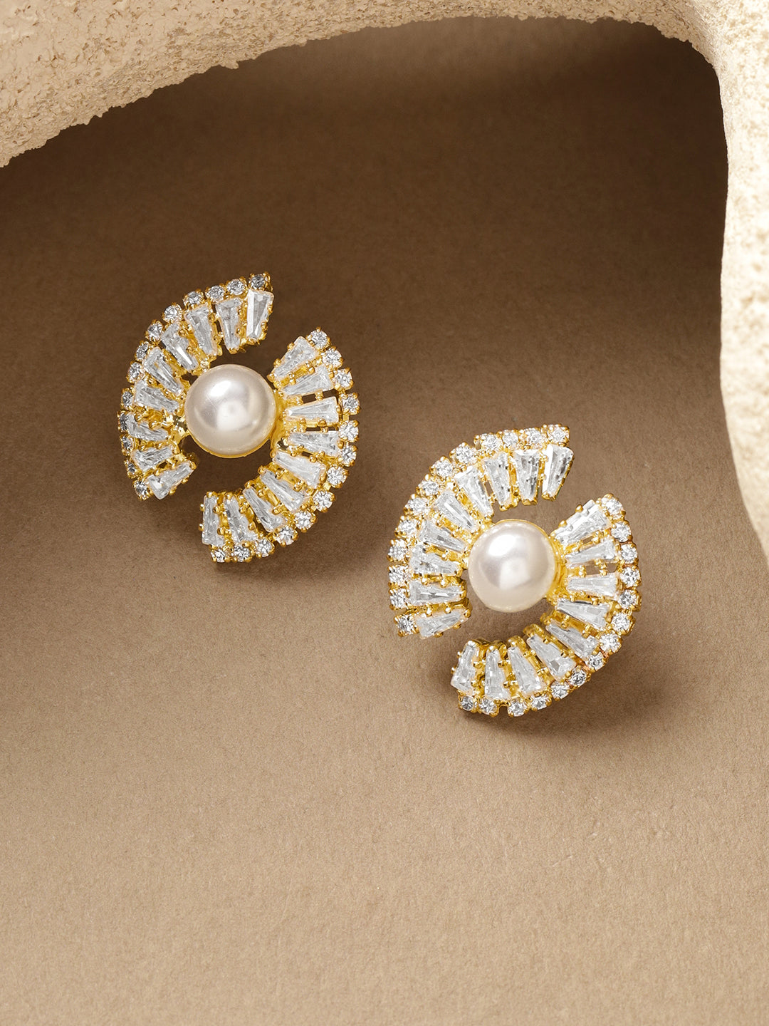 Stud Earrings With Crystals & Pearl フリーサイズ