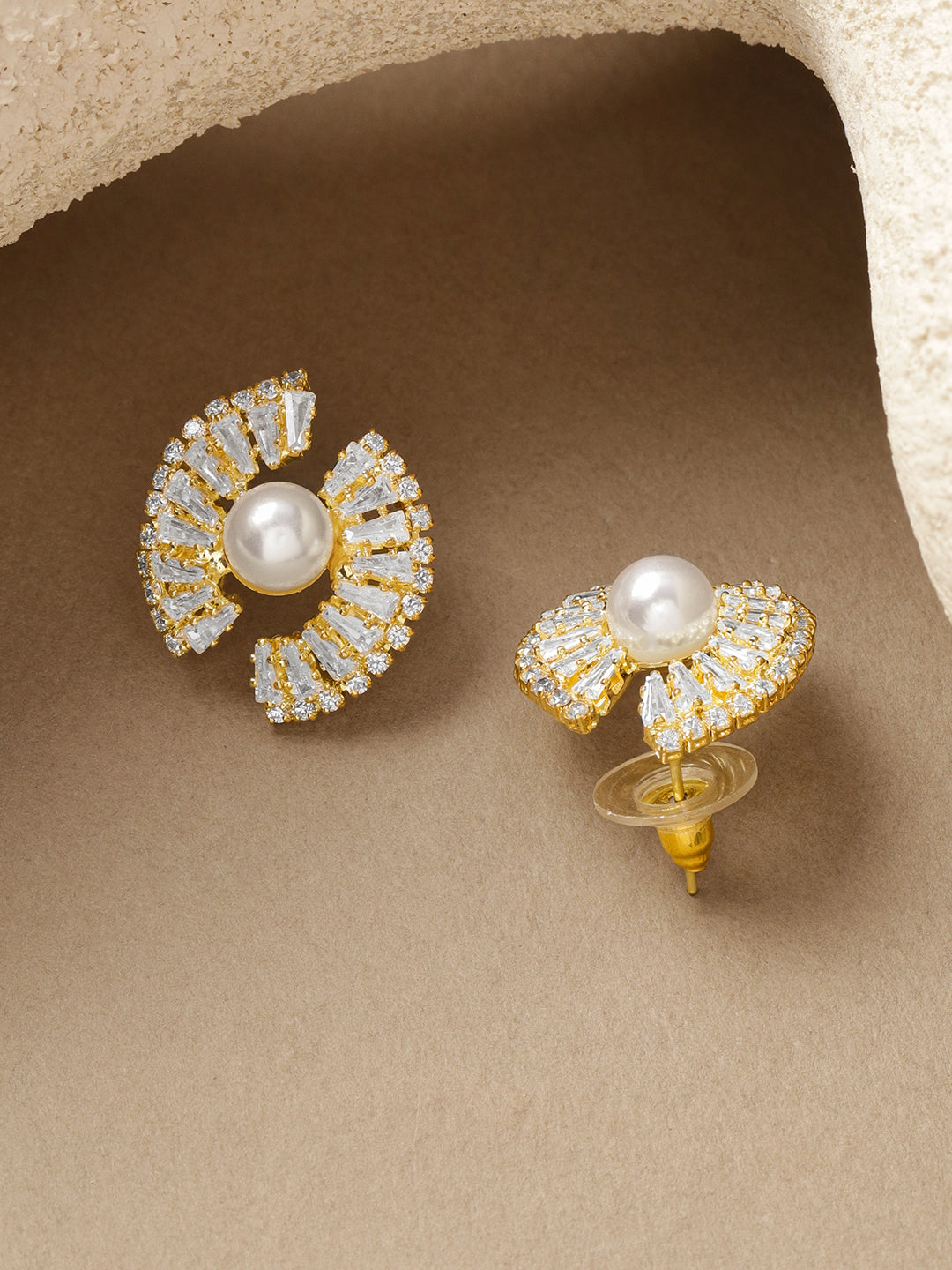 Stud Earrings With Crystals & Pearl フリーサイズ