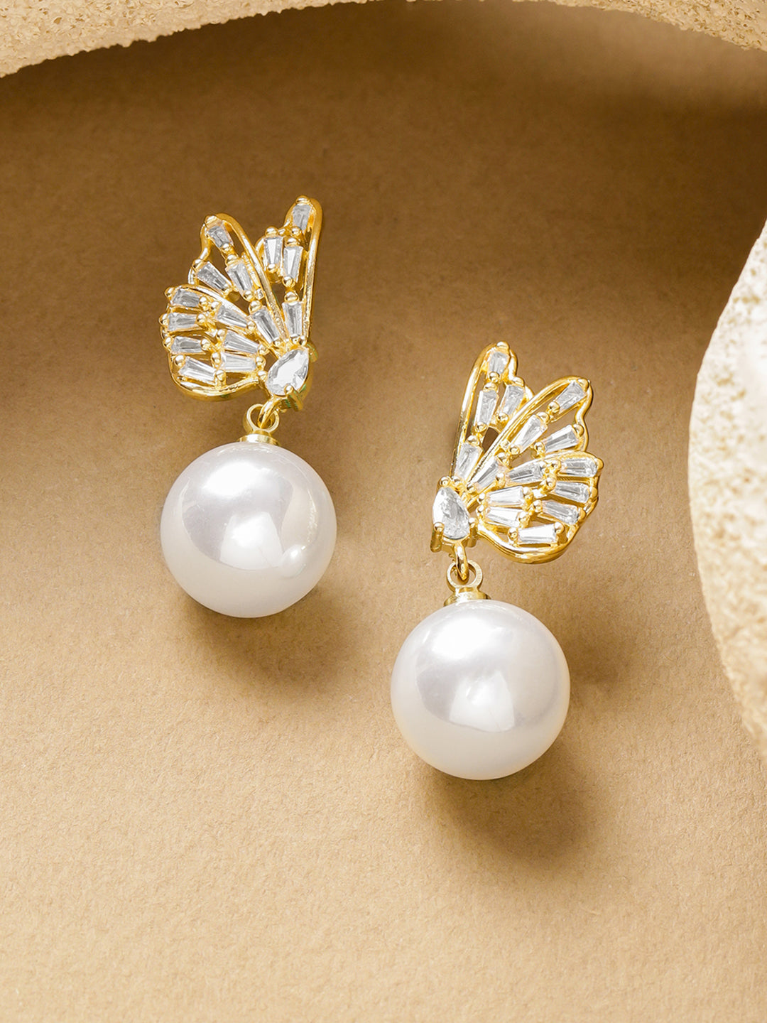 Gold Butterfly Motif Pearl Drop Earrings フリーサイズ