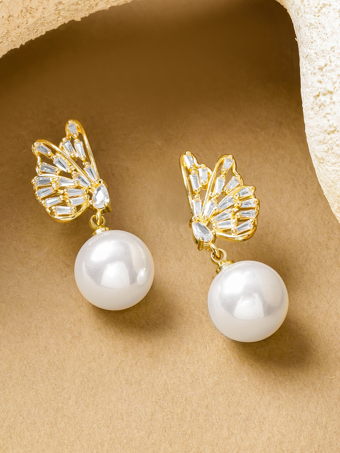 Gold Butterfly Motif Pearl Drop Earrings フリーサイズ