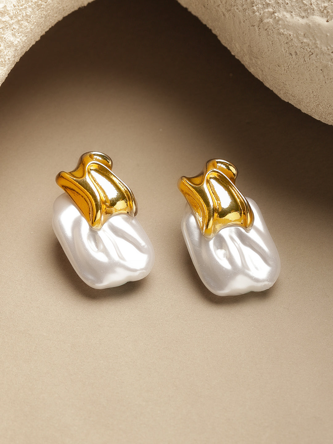 Snowy Pearl Sclupted Studs フリーサイズ