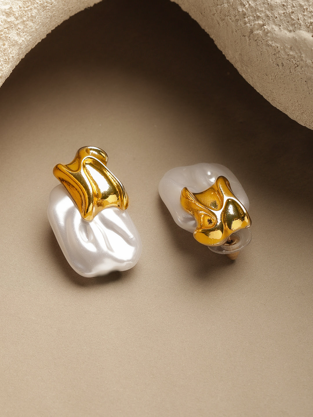 Snowy Pearl Sclupted Studs フリーサイズ