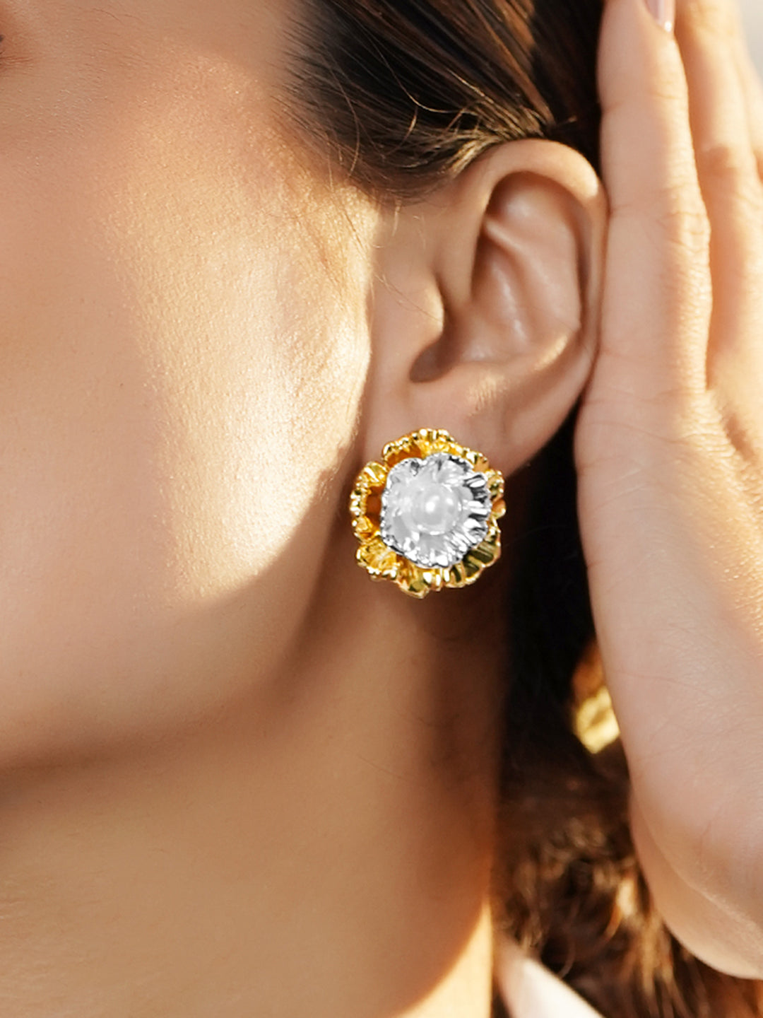 White & Gold Pearl Stud Earrings フリーサイズ