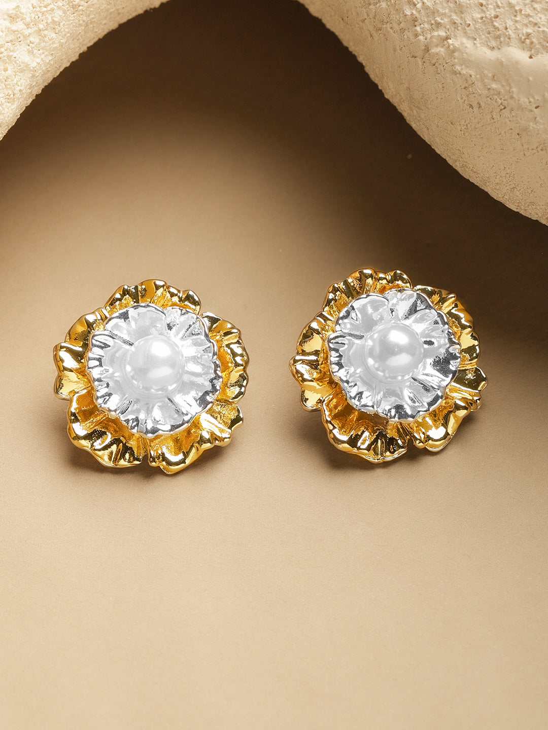 White & Gold Pearl Stud Earrings フリーサイズ
