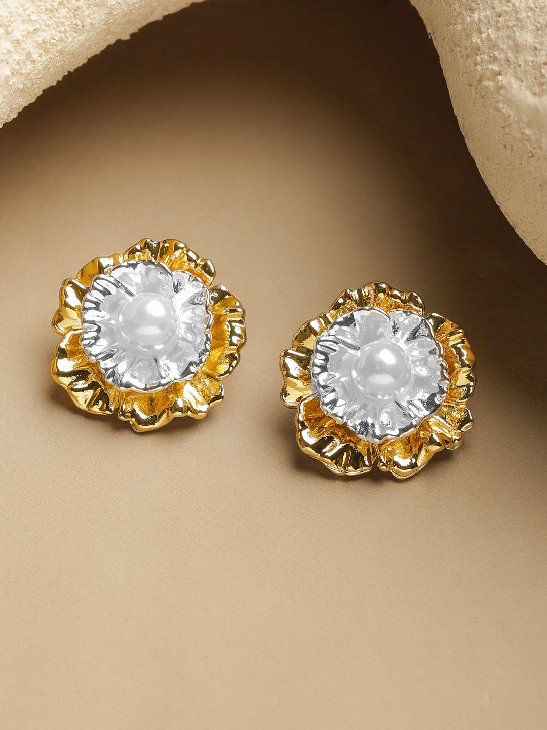 White & Gold Pearl Stud Earrings フリーサイズ