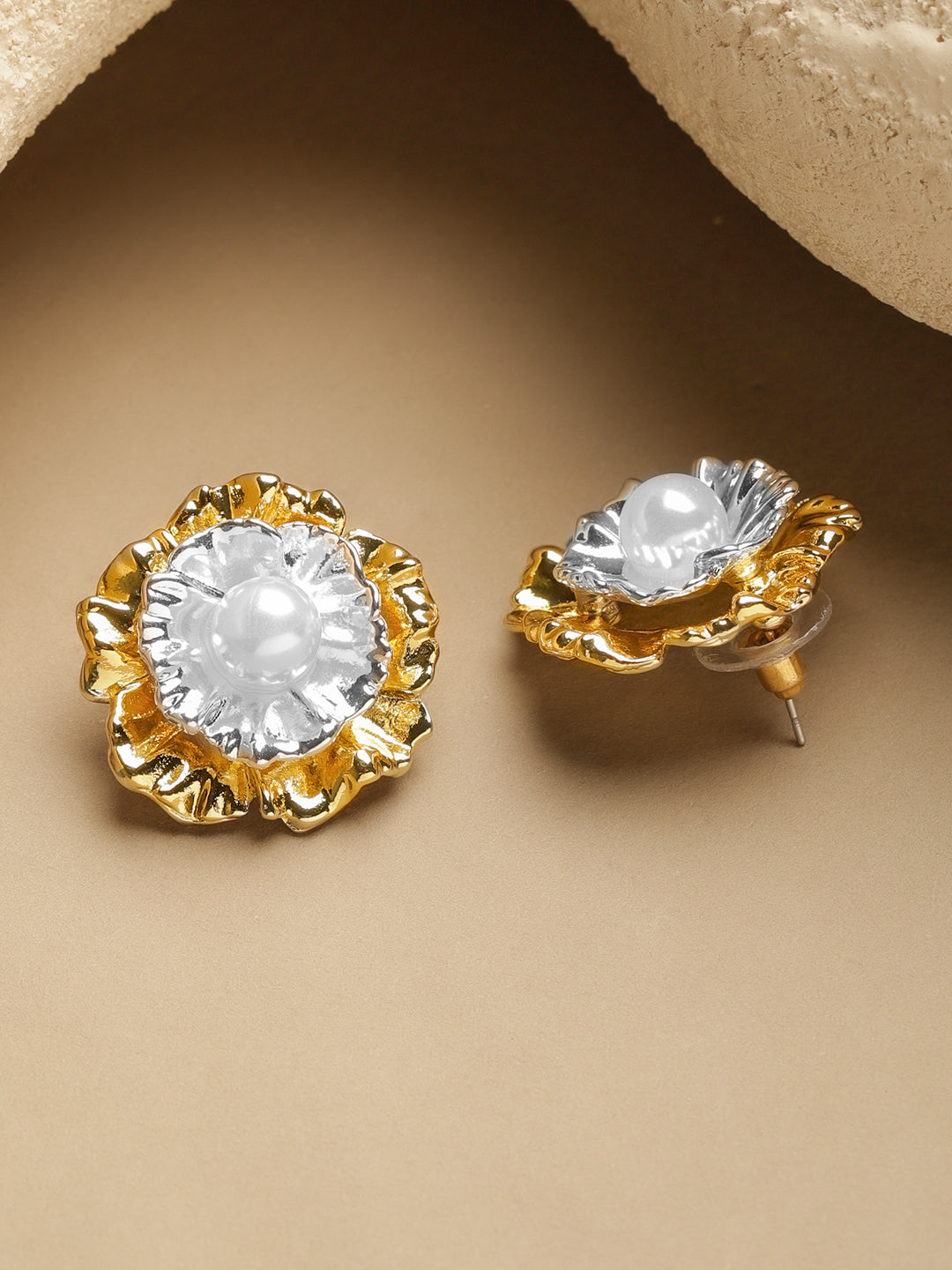 White & Gold Pearl Stud Earrings フリーサイズ
