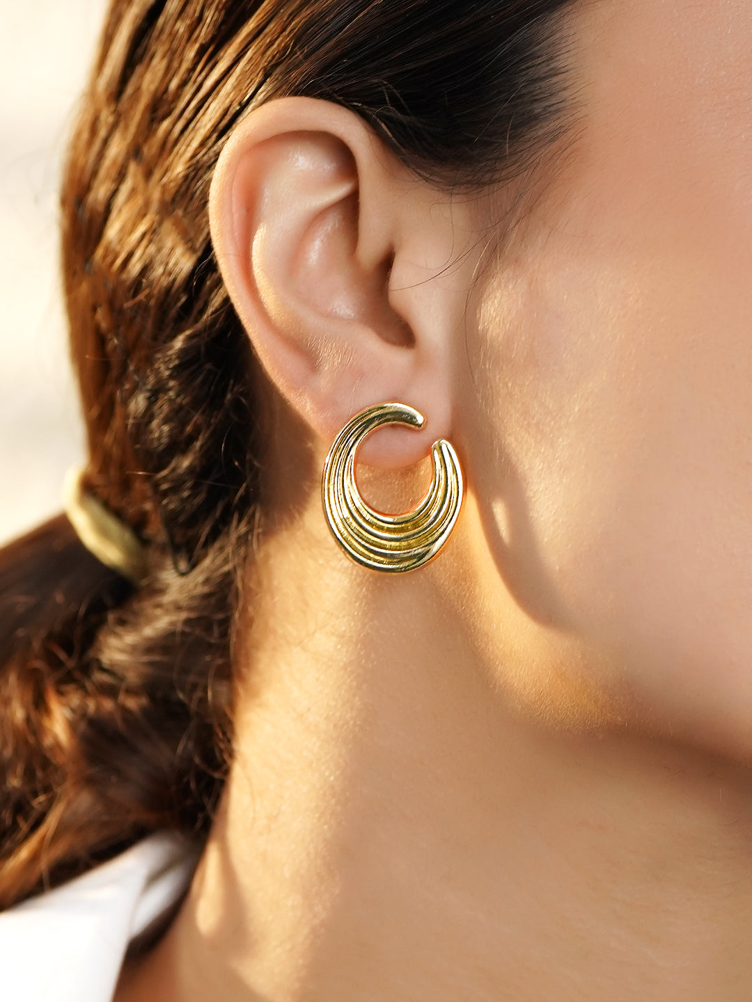 Bold Lunar Swirl Stud Gold Earrings フリーサイズ