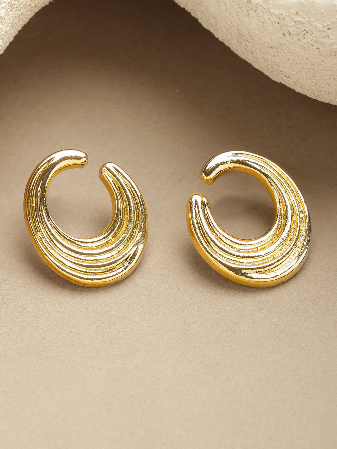 Bold Lunar Swirl Stud Gold Earrings フリーサイズ