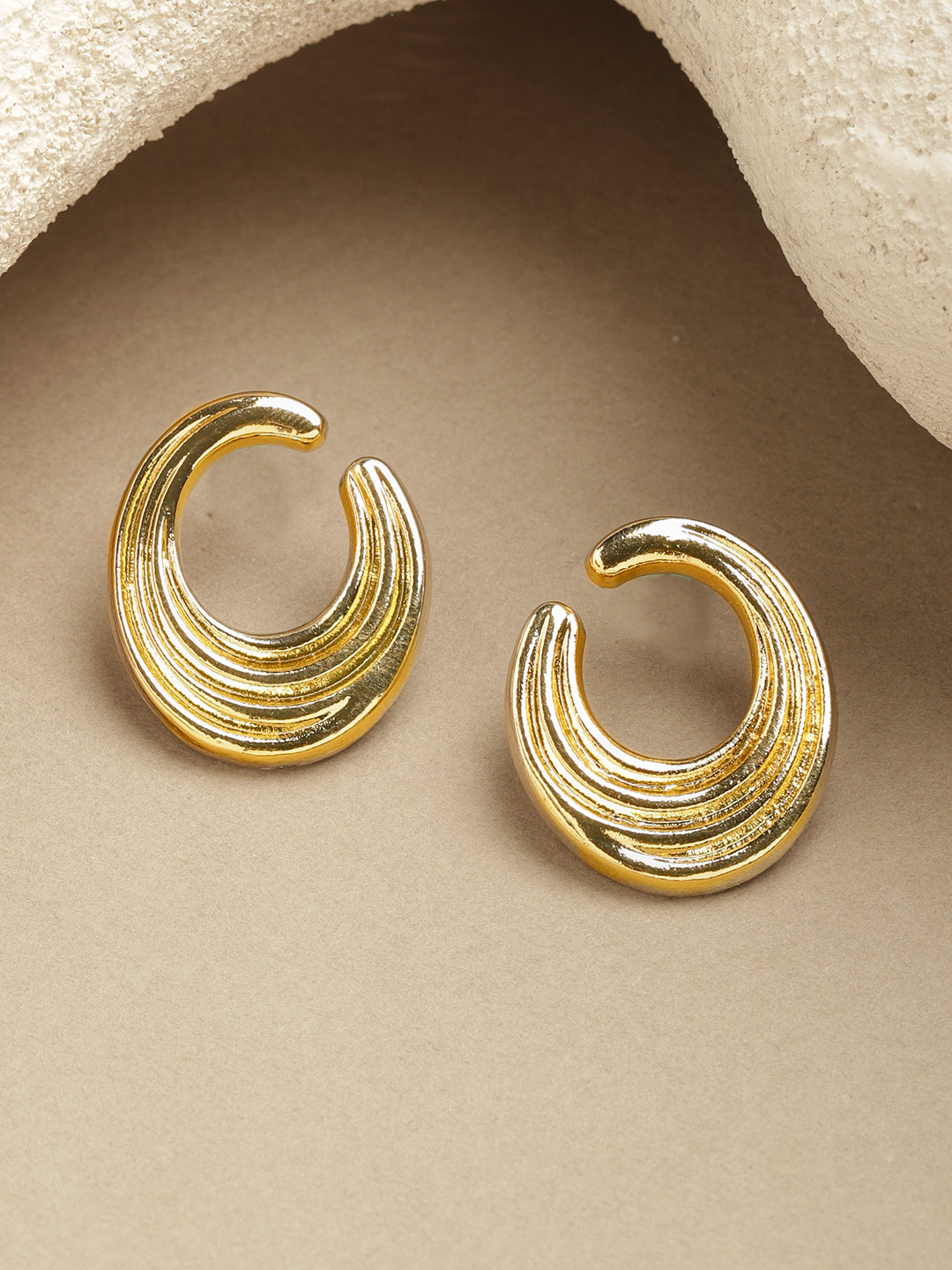 Bold Lunar Swirl Stud Gold Earrings フリーサイズ