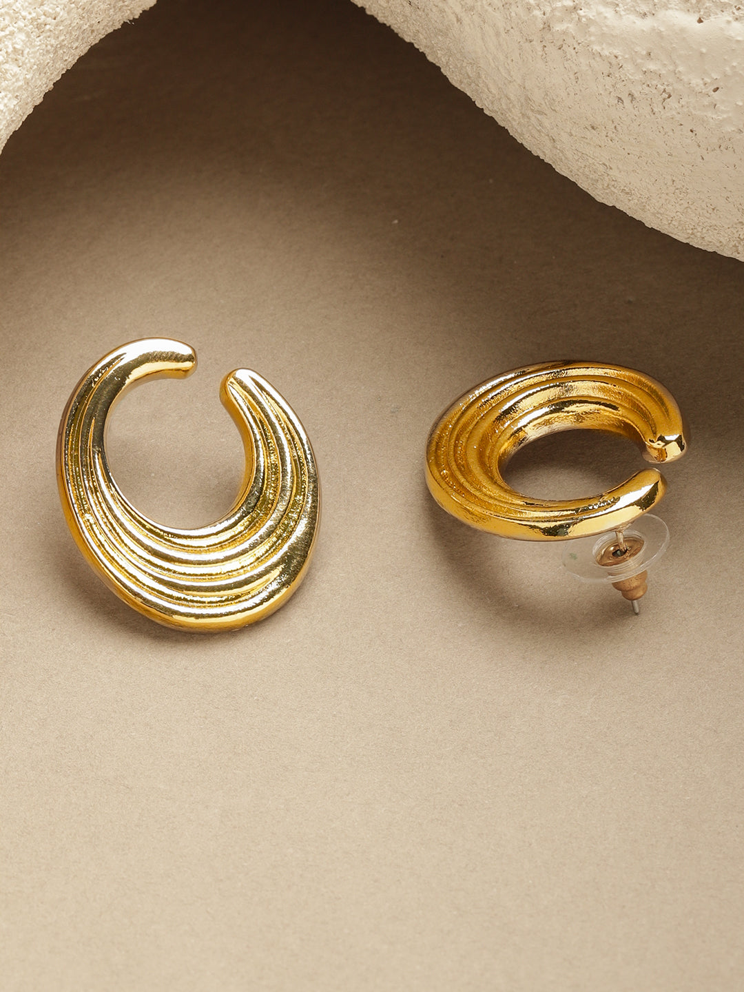Bold Lunar Swirl Stud Gold Earrings フリーサイズ