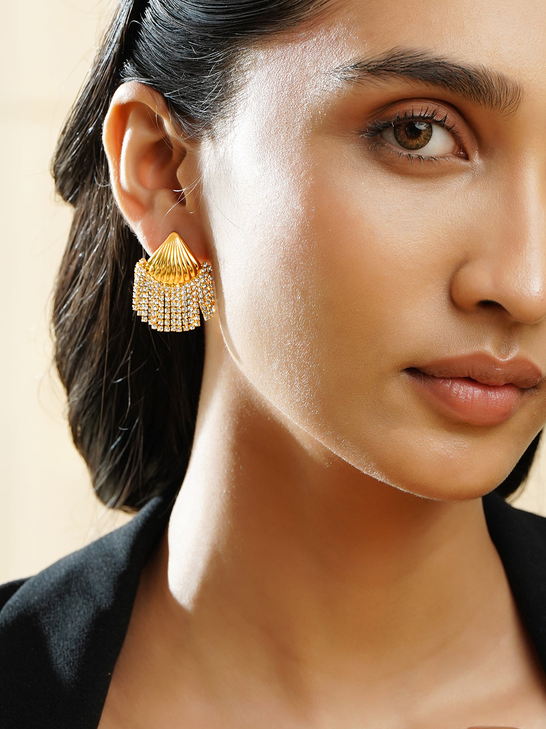 Rubans Voguish 18K Gold Plated Shell Motif White Crystal AD Statement Earrings フリーサイズ