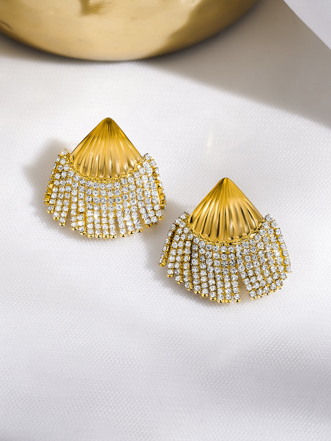 Rubans Voguish 18K Gold Plated Shell Motif White Crystal AD Statement Earrings フリーサイズ