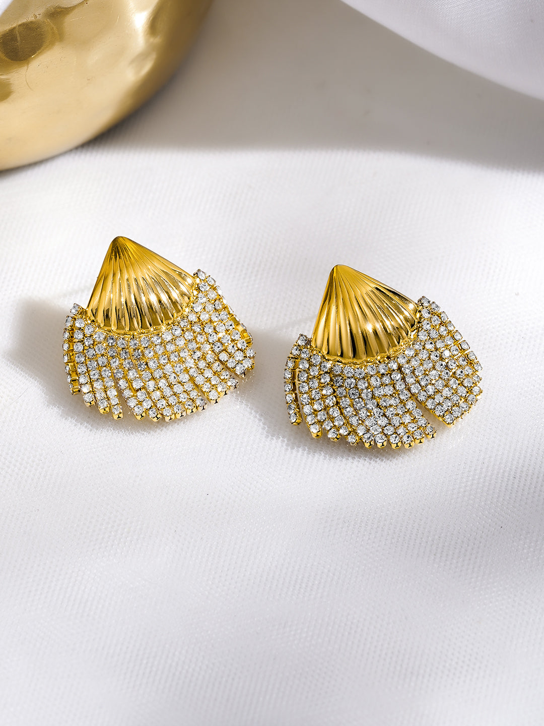 Rubans Voguish 18K Gold Plated Shell Motif White Crystal AD Statement Earrings フリーサイズ
