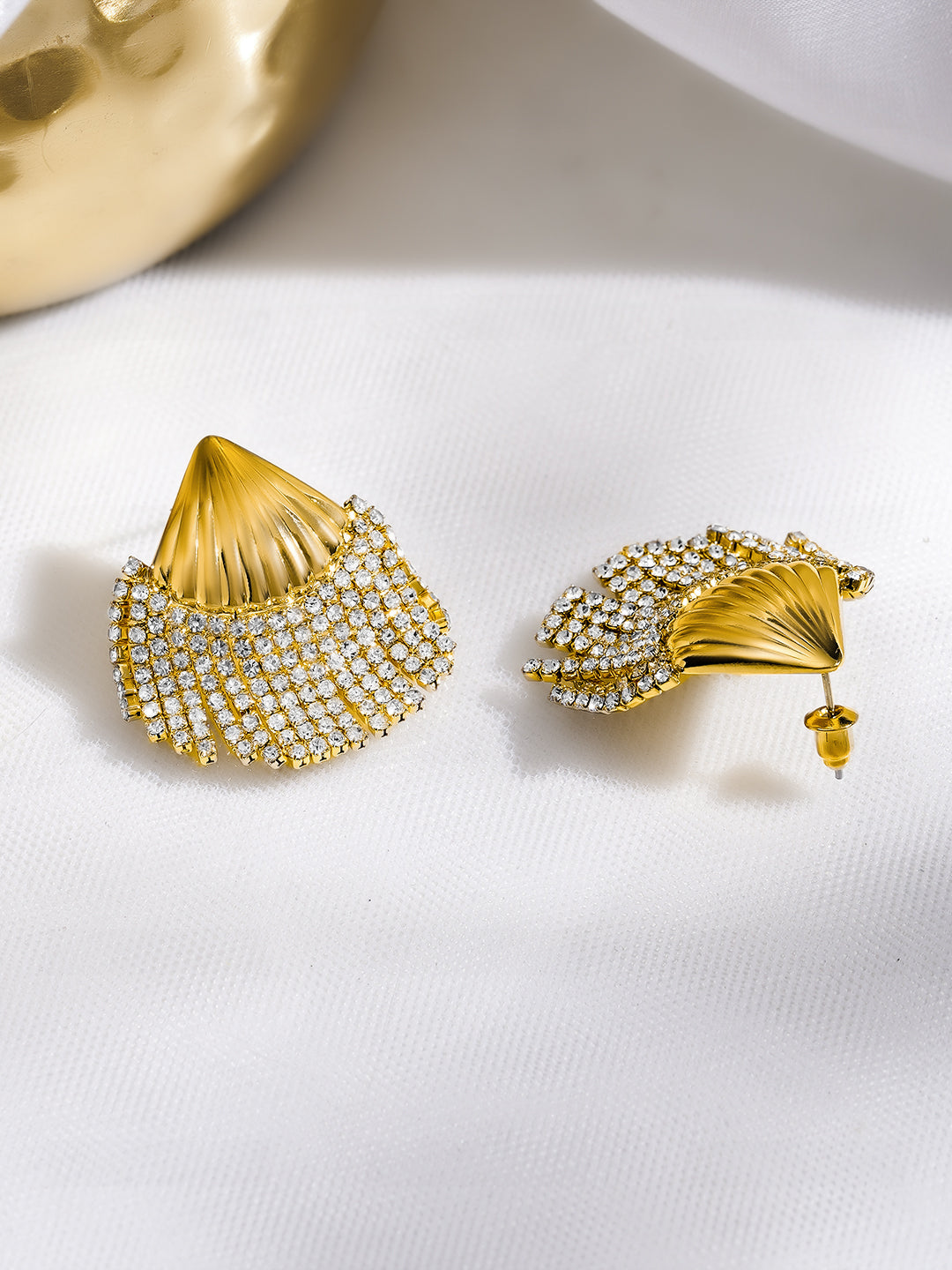 Rubans Voguish 18K Gold Plated Shell Motif White Crystal AD Statement Earrings フリーサイズ