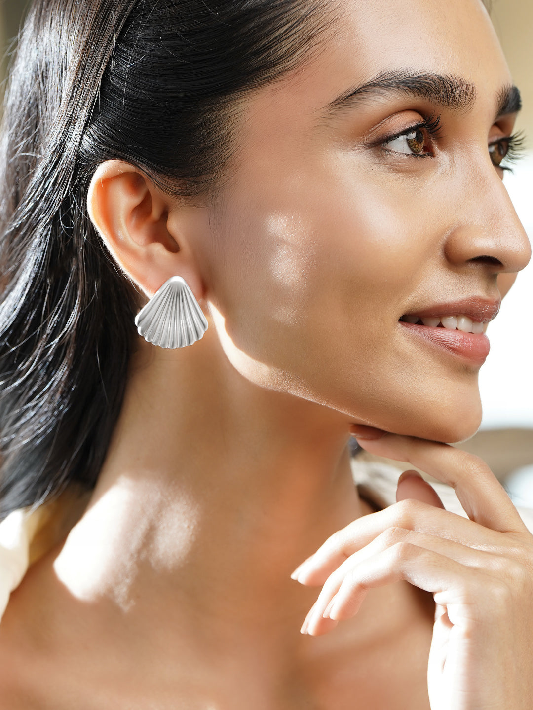 Shell Motif White Stud Earrings フリーサイズ