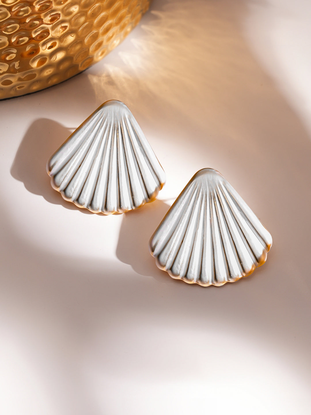 Shell Motif White Stud Earrings フリーサイズ