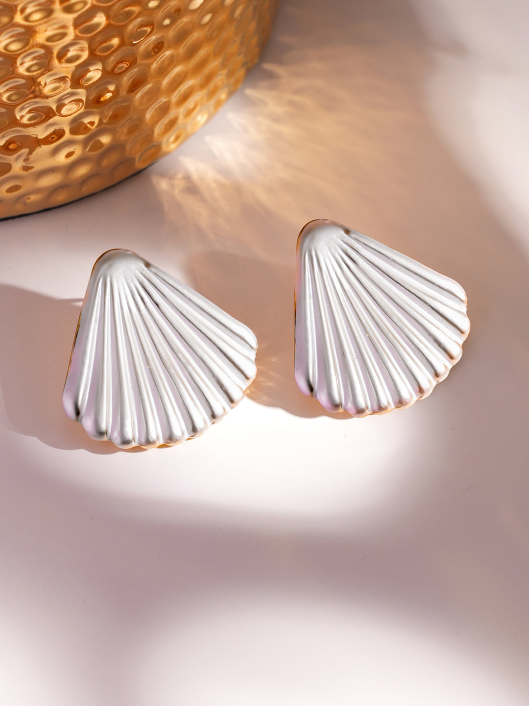 Shell Motif White Stud Earrings フリーサイズ
