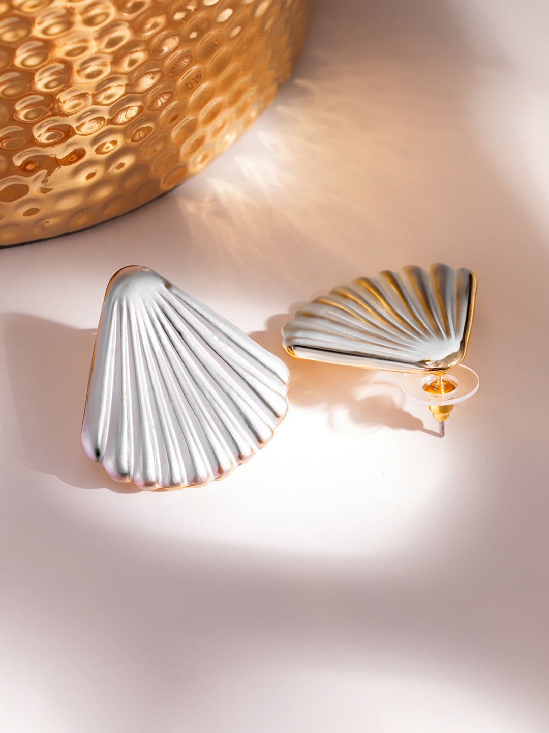 Shell Motif White Stud Earrings フリーサイズ