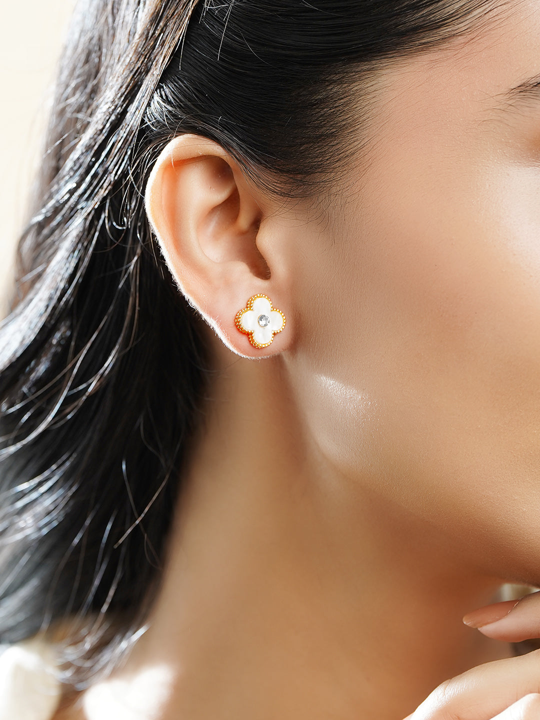 Rubans Voguish Gold 18K Gold-Plated White Clover Stud Earrings フリーサイズ