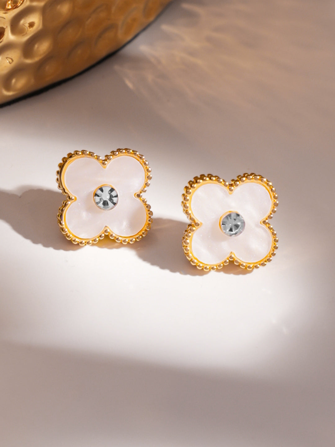 Rubans Voguish Gold 18K Gold-Plated White Clover Stud Earrings フリーサイズ