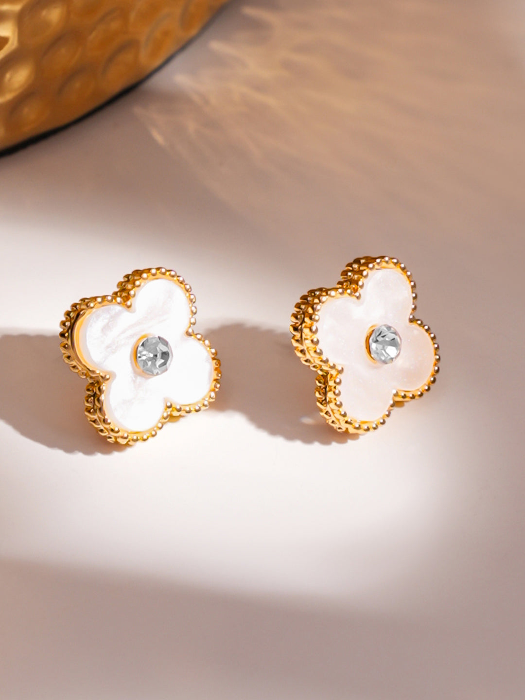 Rubans Voguish Gold 18K Gold-Plated White Clover Stud Earrings フリーサイズ