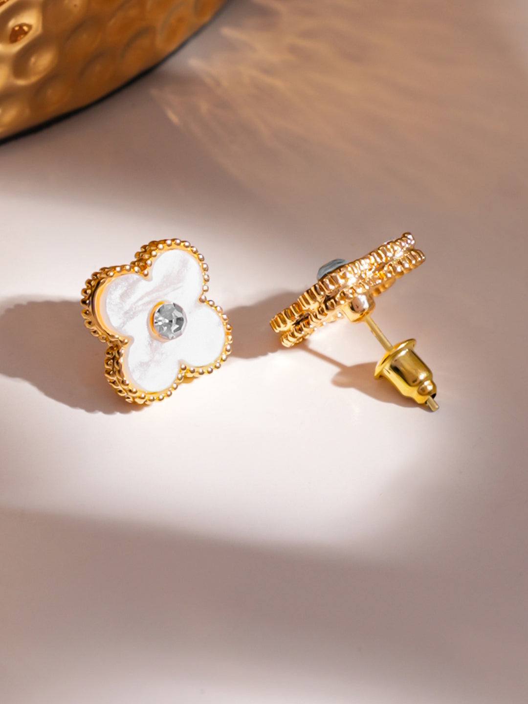 Rubans Voguish Gold 18K Gold-Plated White Clover Stud Earrings フリーサイズ