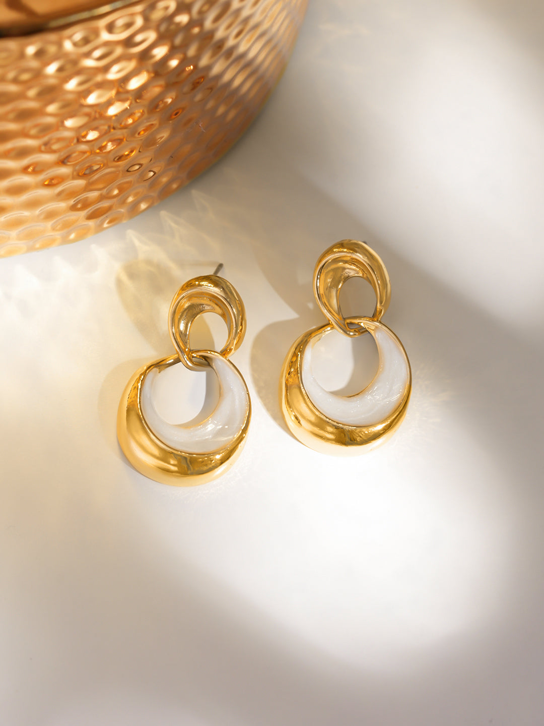 White Enamel Gold Toned Drop Earrings フリーサイズ