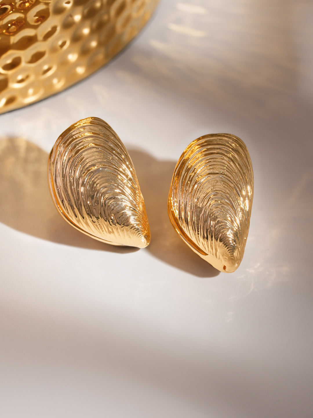 Textured Abstract Golden Studs フリーサイズ