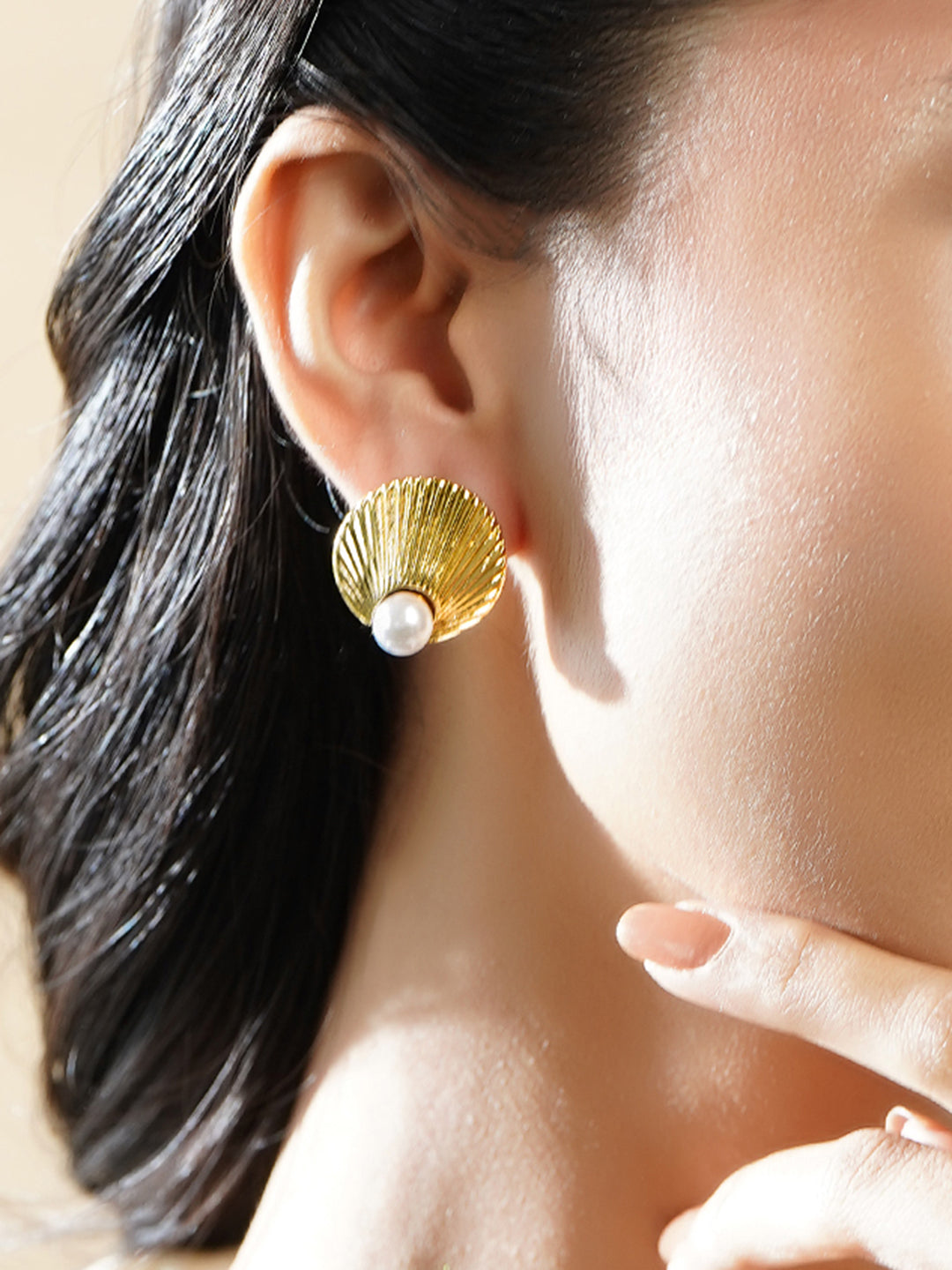 Pearl Shell Modern Studs フリーサイズ