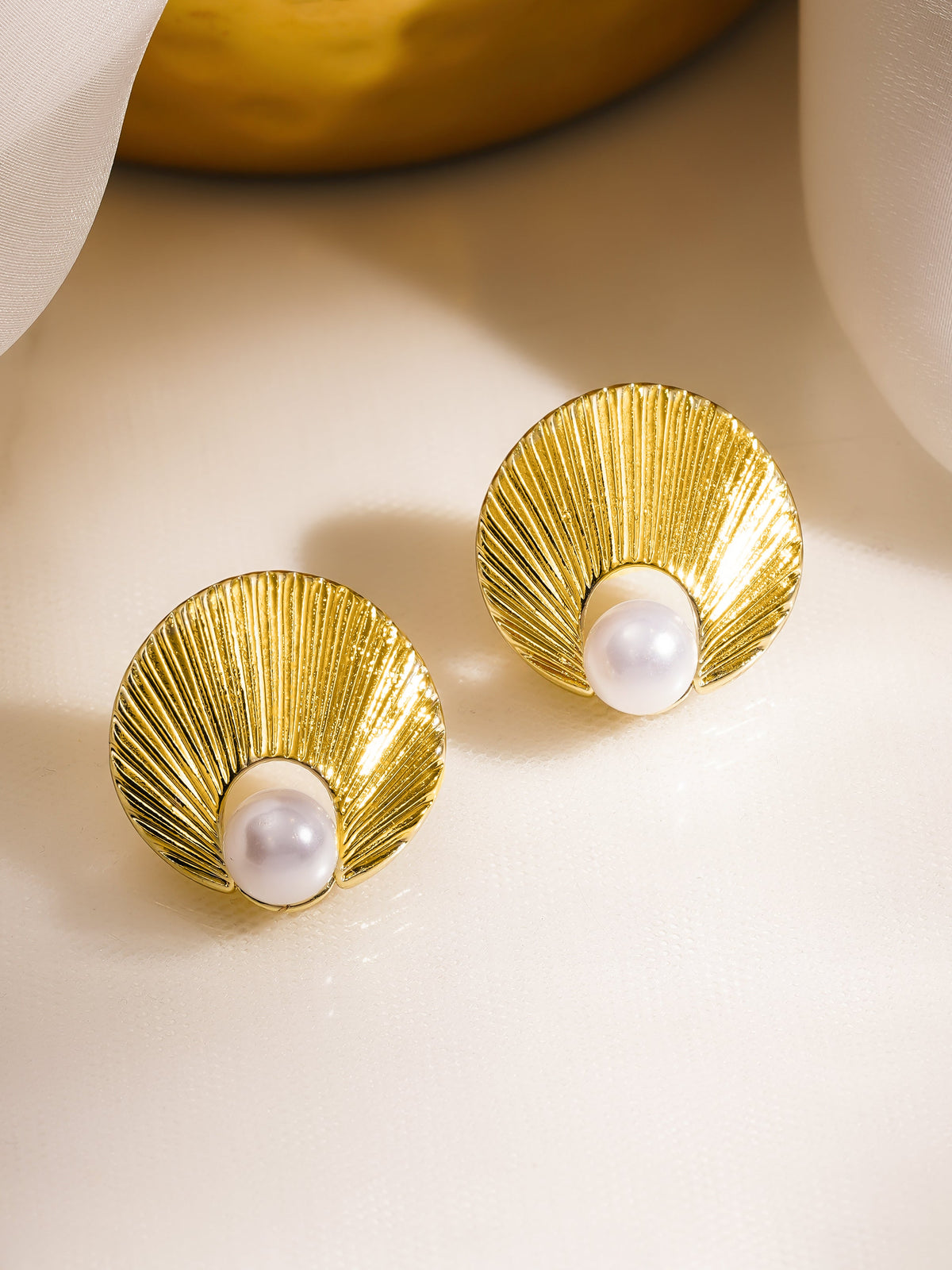 Pearl Shell Modern Studs フリーサイズ