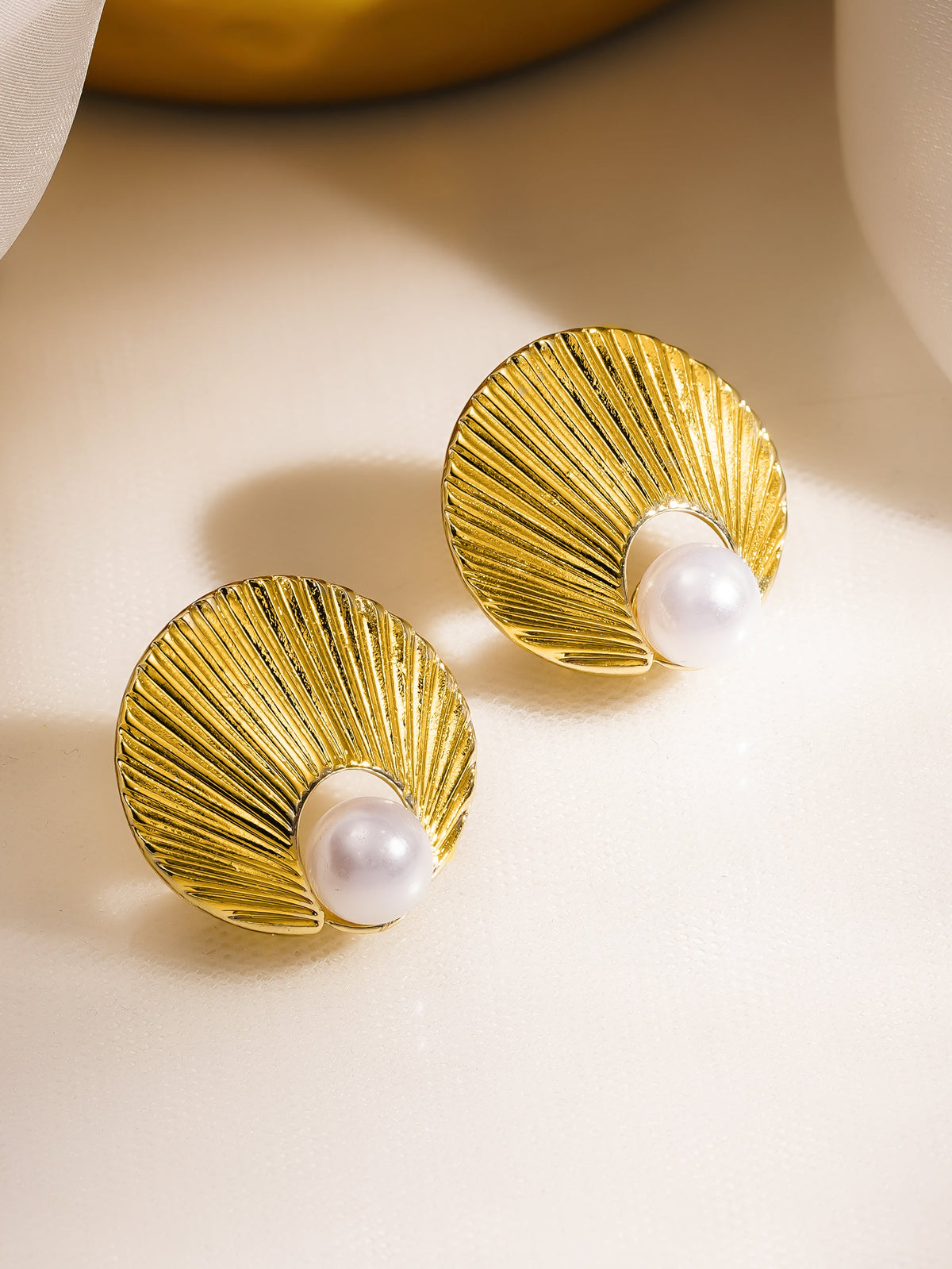 Pearl Shell Modern Studs フリーサイズ