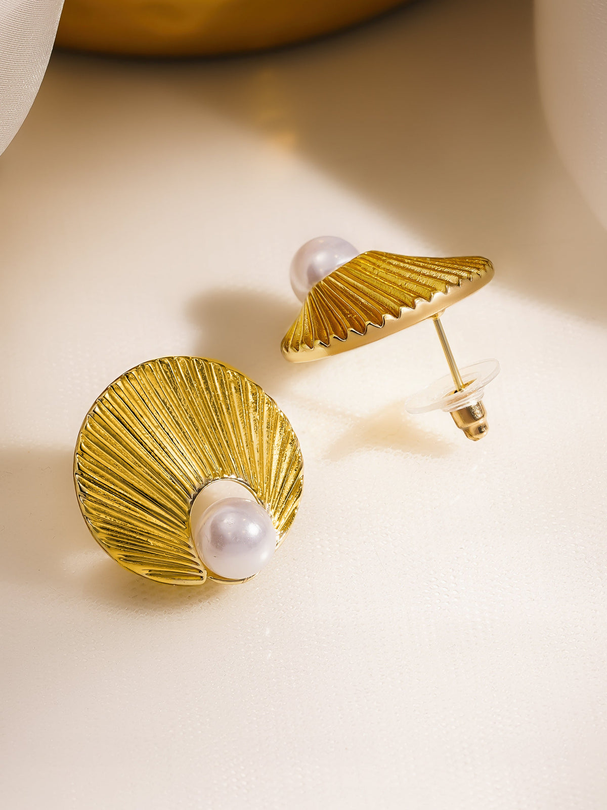 Pearl Shell Modern Studs フリーサイズ