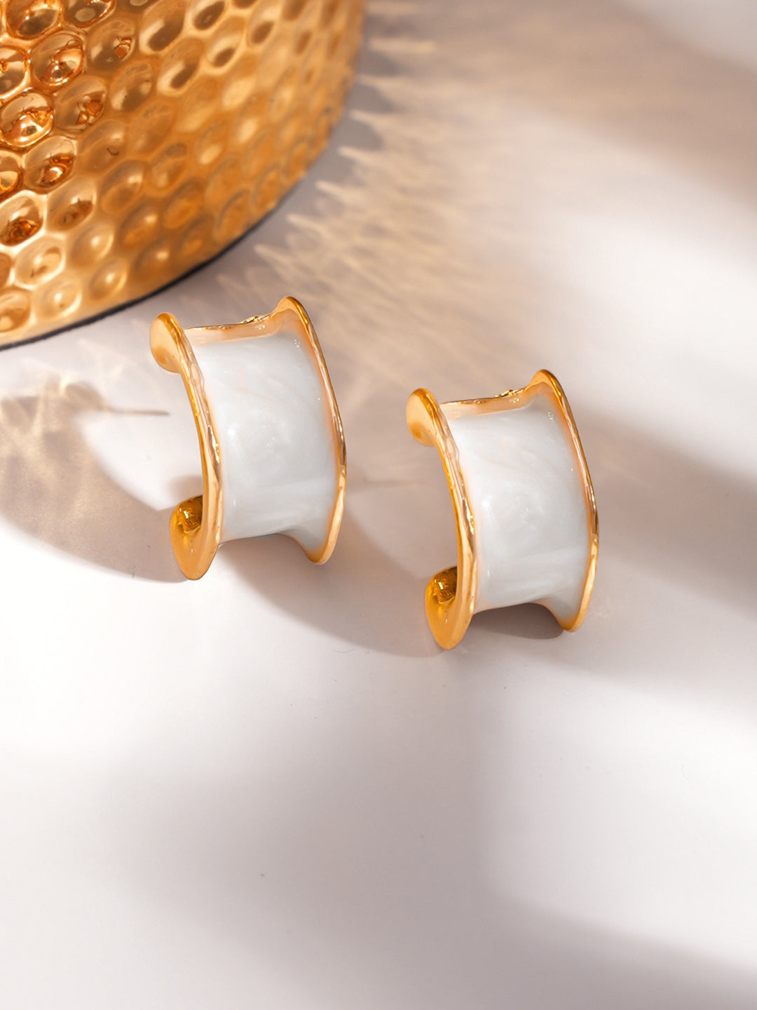 White Curved Half-Hoop Earrings フリーサイズ