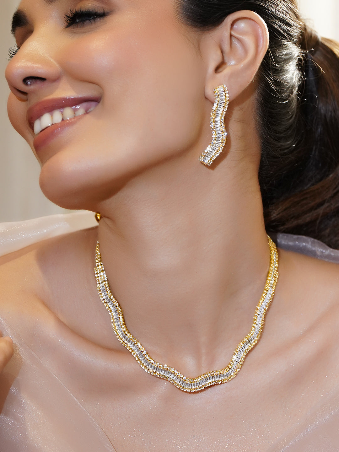 Crystal Studded Wavy Pattern Gold Necklace Set フリーサイズ