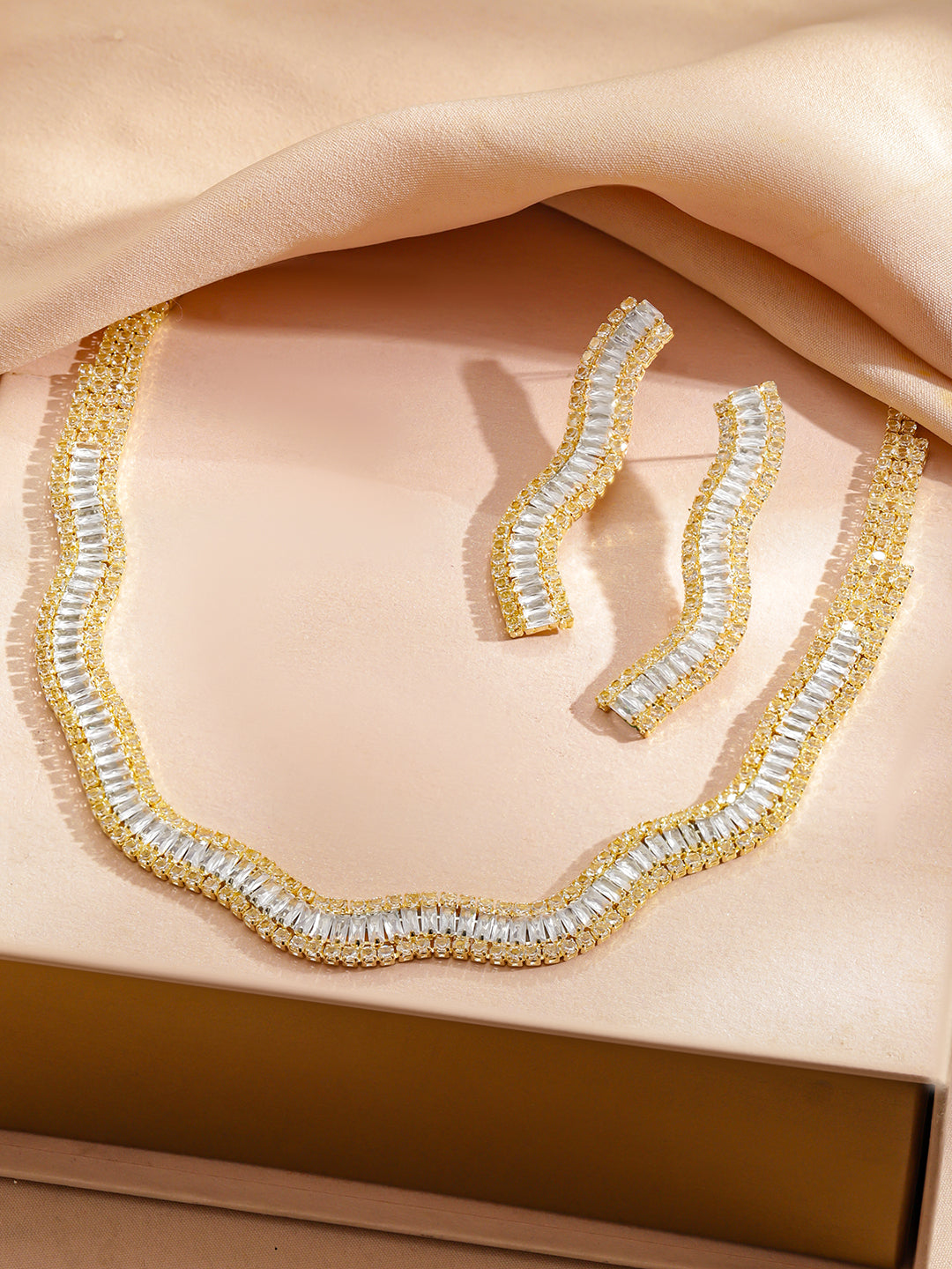 Crystal Studded Wavy Pattern Gold Necklace Set フリーサイズ