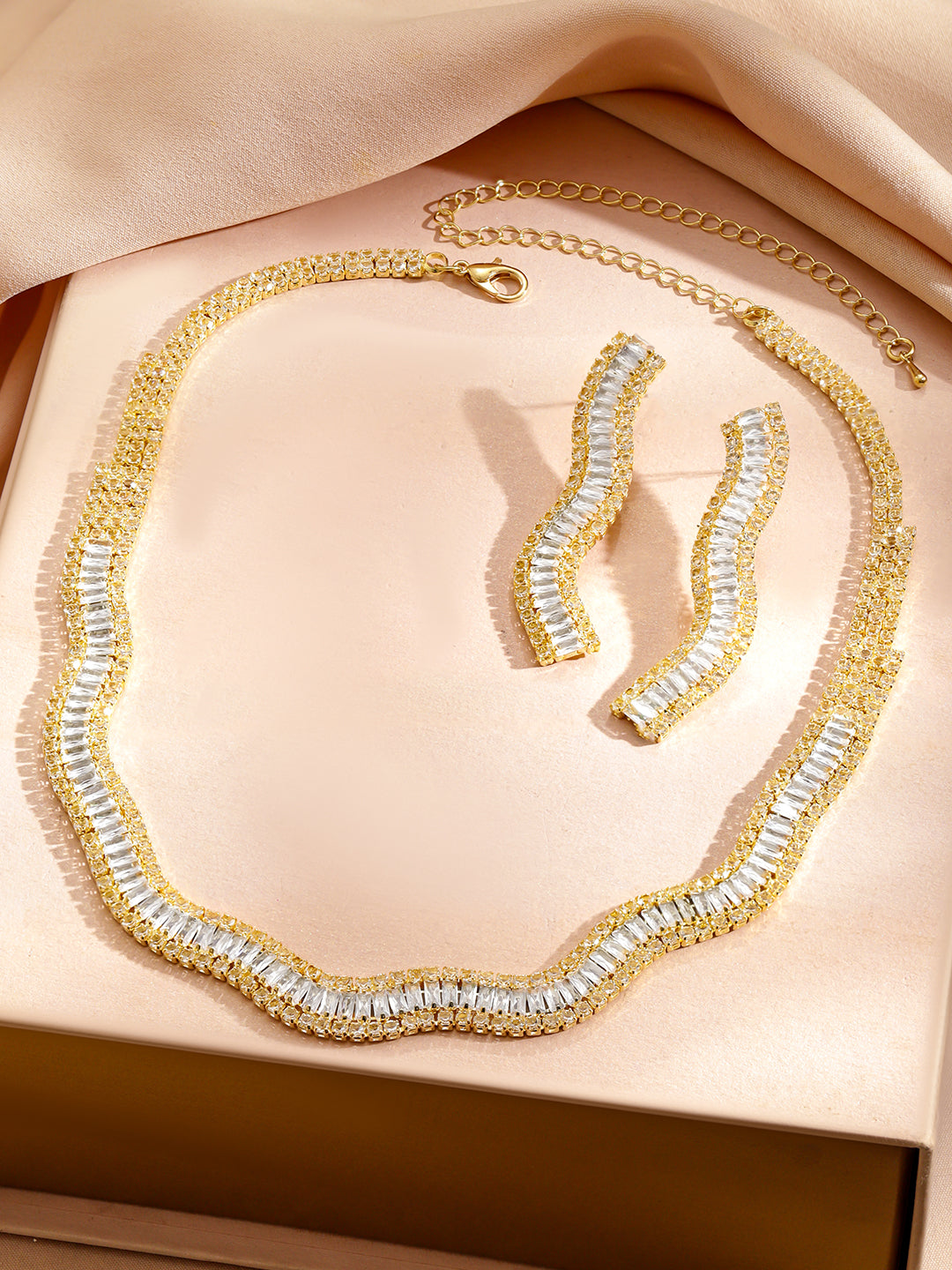 Crystal Studded Wavy Pattern Gold Necklace Set フリーサイズ
