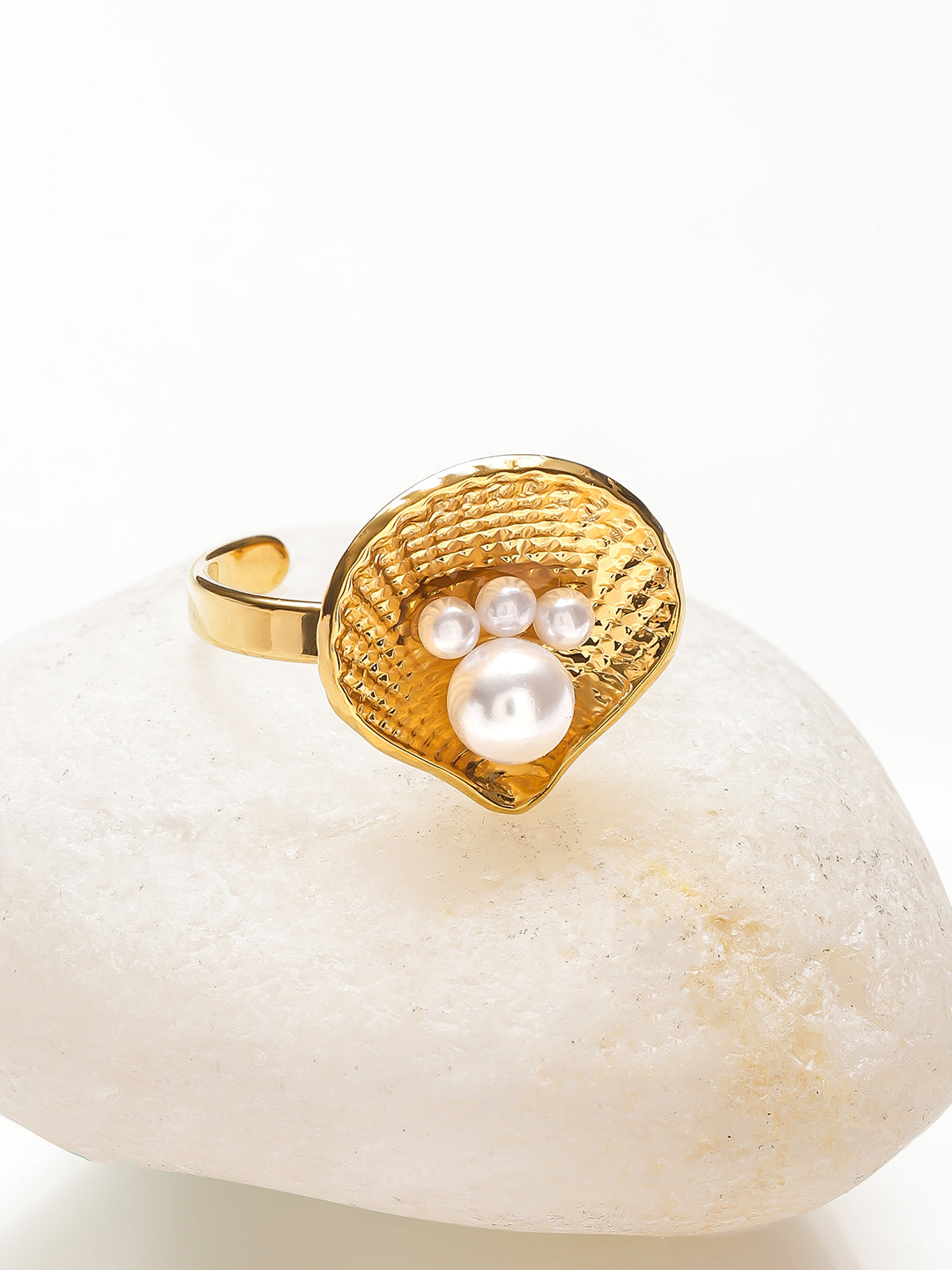 Shell Motif Gold Toned Pearl Ring フリーサイズ