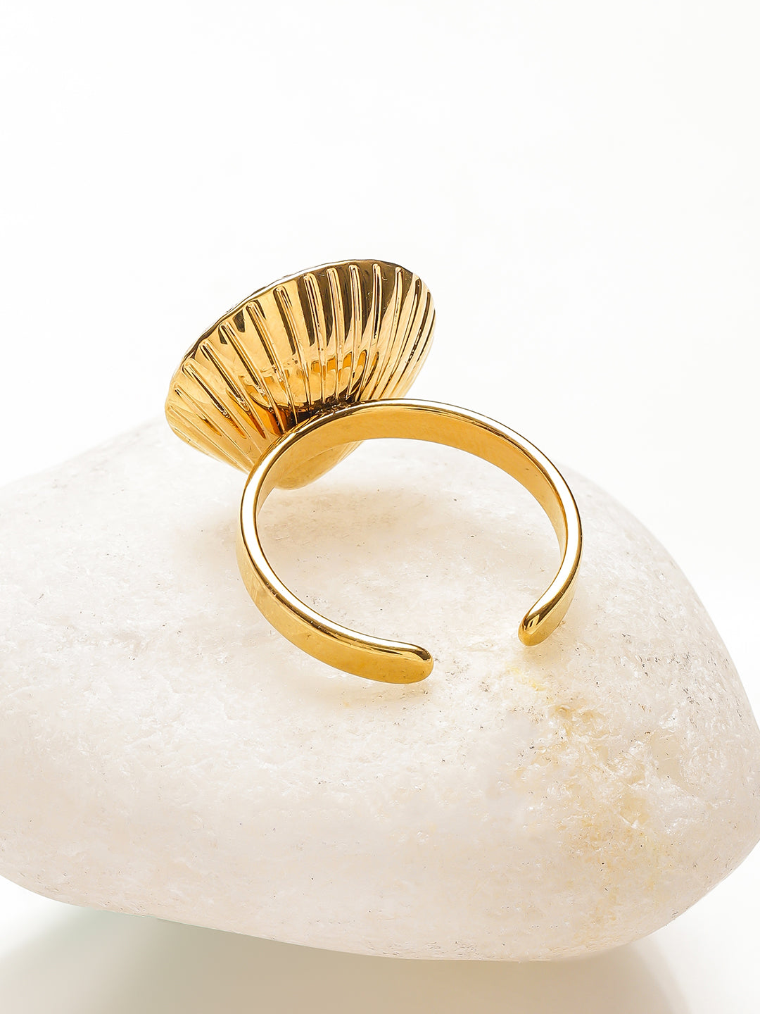 Shell Motif Gold Toned Pearl Ring フリーサイズ