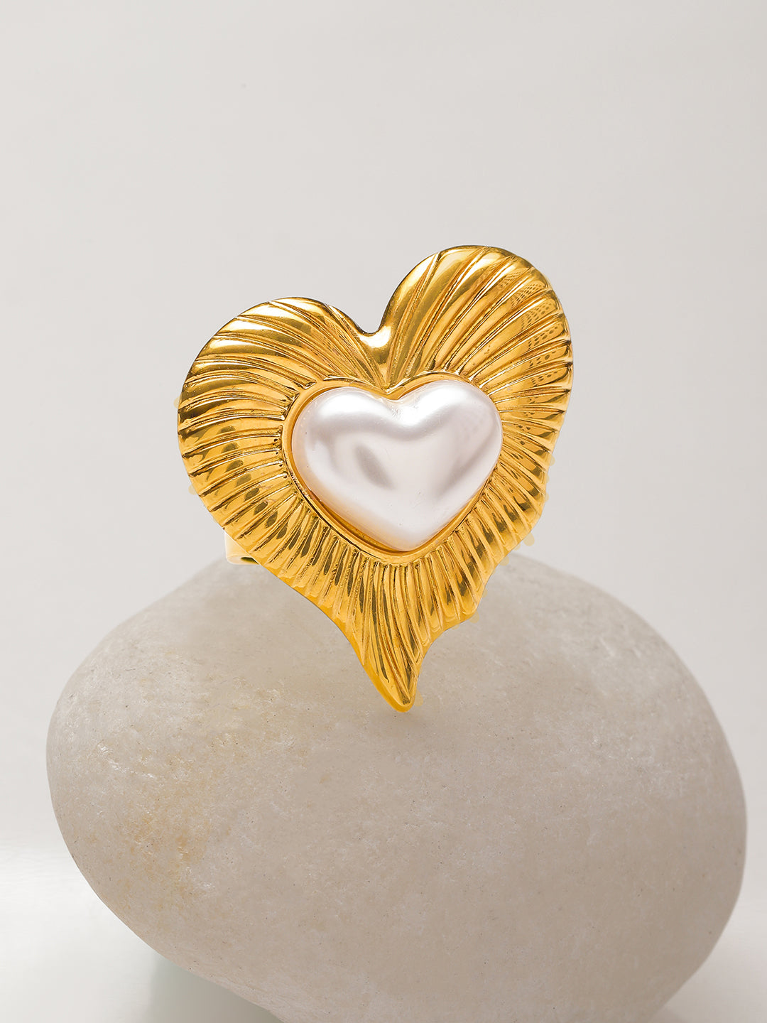 Heart Motif Gold Toned Statement Ring フリーサイズ