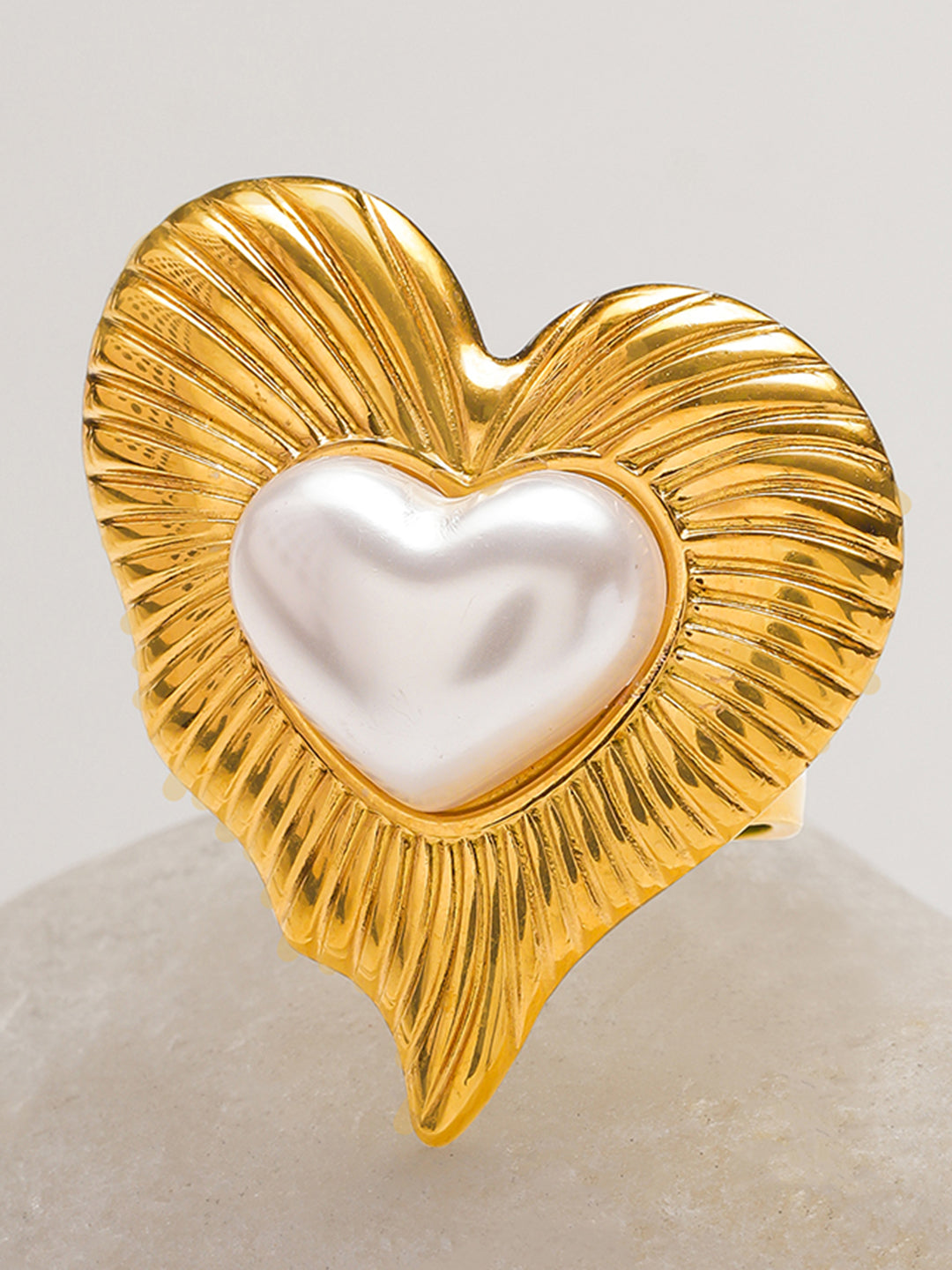 Heart Motif Gold Toned Statement Ring フリーサイズ