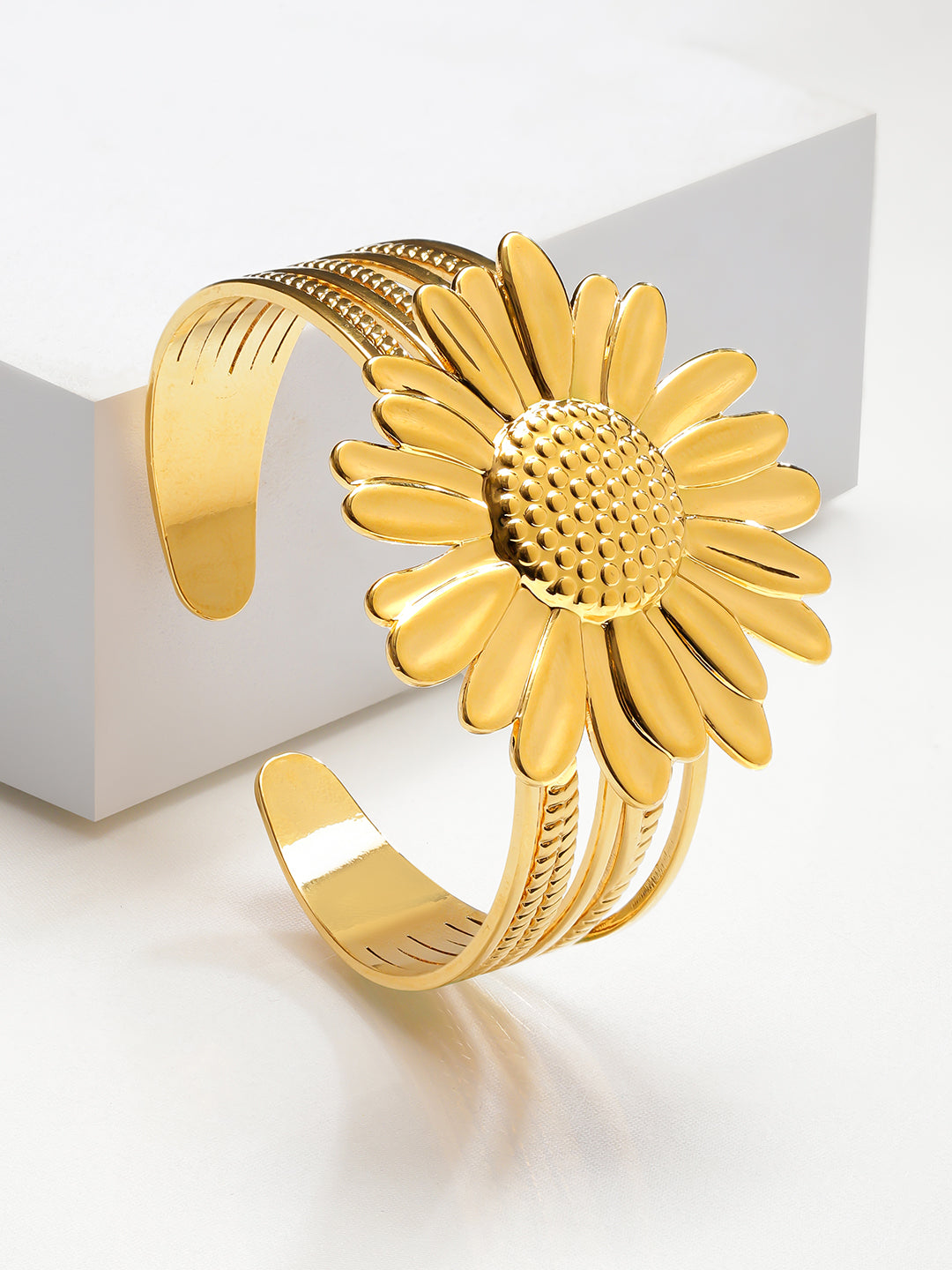 Floral Motif Gold Toned Bracelet フリーサイズ