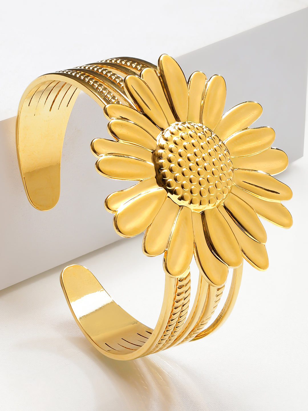 Floral Motif Gold Toned Bracelet フリーサイズ